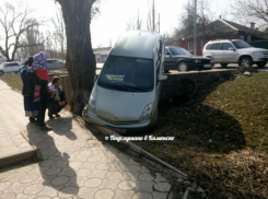 Молодая мать поставила на «дыбы» иномарку с маленьким ребенком в Ростовской области