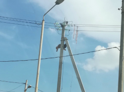 Труп убитого током обгоревшего мужчины завис на столбе в Ростове