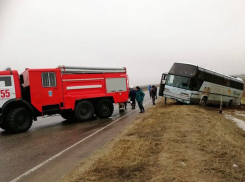 Автобус из Махачкалы улетел в кювет в Ростовской области