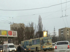 Транспортный коллапс в центре Ростова спровоцировало ДТП с автобусом