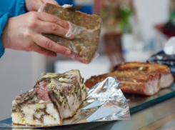 Забитый опасным салом и медом грузовик развернули обратно на Украину пограничники Ростовской области