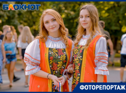 Огромный триколор и самые красивые девушки: как в Ростове отметили День российского флага