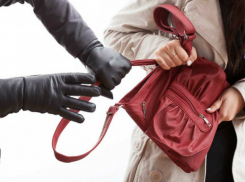 Отчаянно мирясь со своей знакомой, мужчина избил ее и ограбил на 600 тысяч рублей в Ростовской области