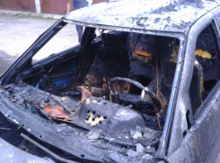 Стоящий в гараже ВАЗ уничтожил огонь в Ростовской области