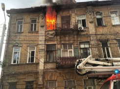 В центре Ростова вспыхнул пожар в жилом доме