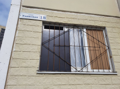Для защиты от мародеров в домах Минобороны на Суворовском установили решетки на окнах