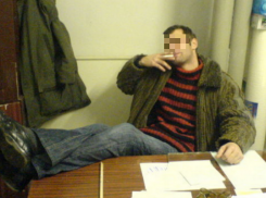 В Ростовской области пьяный прохожий расстрелял машину ДПС 