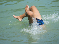 15-летний подросток утонул, прыгнув в водоем с края карьера в Ростовской области