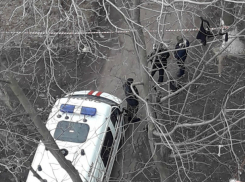 С тревожного воя сирен и оцепления двора началось утро жильцов многоэтажки Ростова