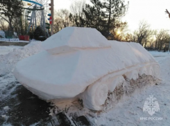 Пожарный из Новочеркасска создал снежный танк для фасада спасательной части