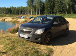 Пятеро молодых людей угнали люксовую иномарку с парковки магазина и спрятали в лесу под Ростовом
