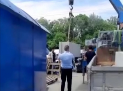 На закрытых аксайских рынках начали ставить дополнительные бетонные блоки