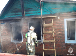В Ростовской области спасли двух детей из полыхающего дома
