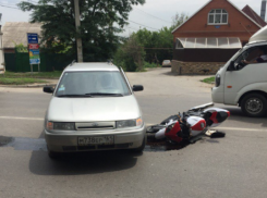 В Ростове на Западном мотоциклист врезался в «Жигули» одиннадцатой модели
