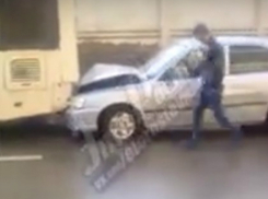 Утренний «поцелуй» иномарки с пассажирским автобусом на скользкой дороге Ростова попал на видео