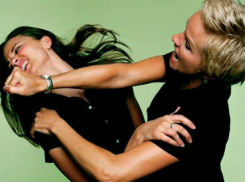 Разъяренная девушка избила ножом соперницу и бросила ее истекать кровью на перроне вокзала в Ростове