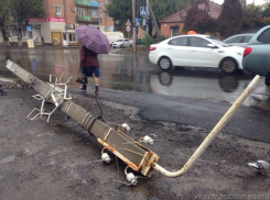 Столб рухнул на тротуар в Ростове 