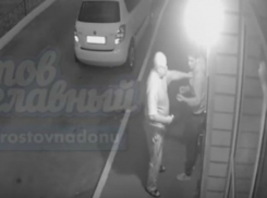 Жестокая драка консьержа со сливающими бензин автоворами во дворе Ростова попала на видео