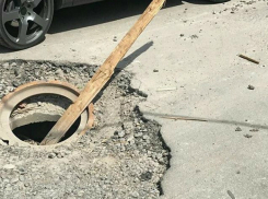 Опасные ямы и провалившиеся люки ужаснули автомобилистов на «загруженной» дороге в центре Ростова