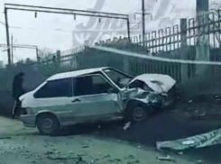 Жесткое столкновение иномарки с железобетонным забором в Ростове попало на видео