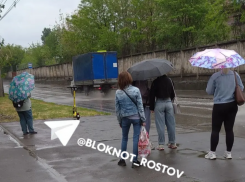 «Люди мокнут под дождём и снегом»: жители Западного в Ростове пожаловались на отсутствие остановок