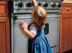 Серьезные термические ожоги получила годовалая девочка, играя на своей кухне в Ростове