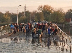 300 человек оказались отрезаны от материка после затопления моста в Ростове