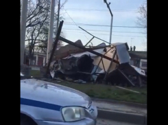 В Александровке легковушка врезалась в рекламный щит, пострадали двое