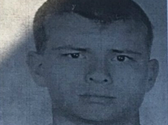 Молодого мужчину в черных сланцах со спецодеждой в руках две недели разыскивают в Ростовской области