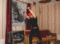 Экстрим-аттракцион для снятия стресса молотком и кувалдой «Круши-ломай» привлек молодежь Ростова