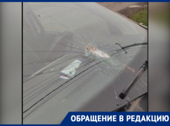 Кирпич из-под колес КАМАЗа разбил лобовое стекло легковушки в Ростове 