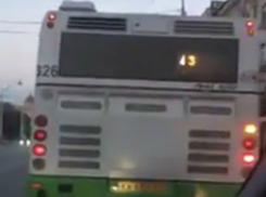 Застрявший на остановке автобус вынудил автомобилиста «проползти» по встречке в Ростове на видео