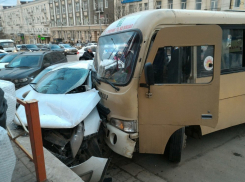 78 маршрутка в центре Ростова «вылетела» на парковку и протаранила машину 
