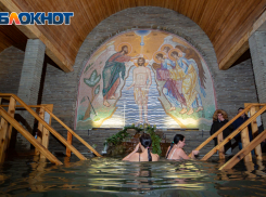 «Вышли из воды и очистились»: свыше 11,5 тысяч дончан посетили купели в крещенскую ночь