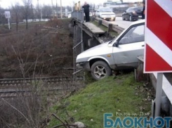 В Ростовской области «девятка» врезалась в ограждение моста, повиснув над ж/д путями   