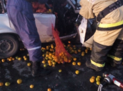 Бесплатные мандарины собирали по трассе после ДТП проезжающие мимо автомобилисты