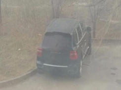 Бесхозный Porsche Cayenne в Ростове стал местом для детских игр