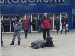 Труп мужчины возле автовокзала в Ростове сфотографировали с нескольких сторон прохожие