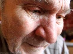 Выброшенный на улицу сыном-деспотом инвалид вынужден скитаться по соседям в Ростовской области