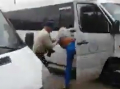 Драка водителя маршрутки с настойчивой блондинкой на автовокзале Ростова попала на видео 