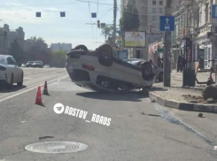 В Ростове 1 октября иномарка сбила клумбу, паркомат и опрокинулась на крышу