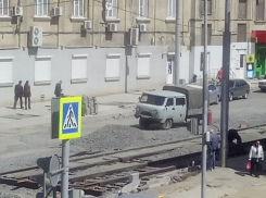 Укладка рельсов на Станиславского подобралась к Ворошиловскому проспекту в Ростове