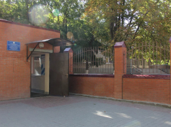 В Ростове после вооруженного нападения возле кадетской школы госпитализировали мужчину