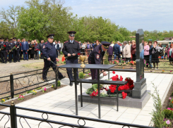 Погибшему при задержании стрелка-шизофреника участковому установили памятник в Ростовской области