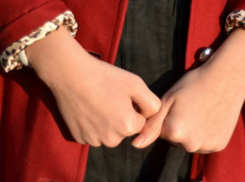 Женщина в красном бросалась под колеса автомобилей в центре Ростова