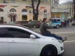 Безумный алко-хайп с катанием пьяного приятеля на капоте авто устроил ростовчанин у поста ГИБДД в Воронеже