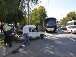 В Ростове водитель «Рено-Логан» спровоцировал аварию с рейсовым автобусом