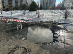 СК начал проверку: автомобиль с семьей провалился в яму на Суворовском