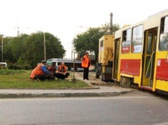 Сошедший с рельсов трамвай создал огромную автомобильную пробку в Ростове-на-Дону