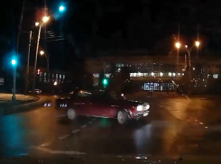 Опасный дрифт ростовских лихачей на кольце у ЦГБ попал на видео